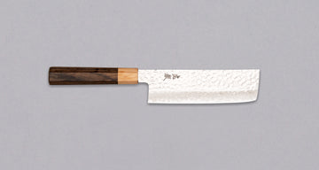 Kotetsu VG-10 Damascus Nakiri 160 mm – eleganten nož za zelenjavo z japonskim ročajem iz pakka lesa in rezilom z odtisi kladiva, popoln za ljubitelje zelenjavnih jedi in estetsko dovršenih kuhinjskih pripomočkov.