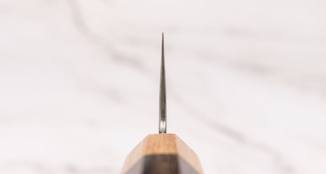 Kotetsu VG-10 Damascus Nakiri 160 mm – eleganten nož za zelenjavo z japonskim ročajem iz pakka lesa in rezilom z odtisi kladiva, popoln za ljubitelje zelenjavnih jedi in estetsko dovršenih kuhinjskih pripomočkov.