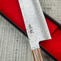 Kotetsu VG-10 Damascus Nakiri 160 mm je nož za zelenjavo z vidnimi odtisi kladiv in s klasičnim japonskim ročajem (wa-style) iz tikovine. Nož je izjemno tanek (1,9 mm), zato bo z lahkoto zdrsel skozi sestavine, izbira jekla nerjavečega VG-10 jekla pa zagotavlja odpornost na rjo, trpežnost in odpornost proti obrabi.