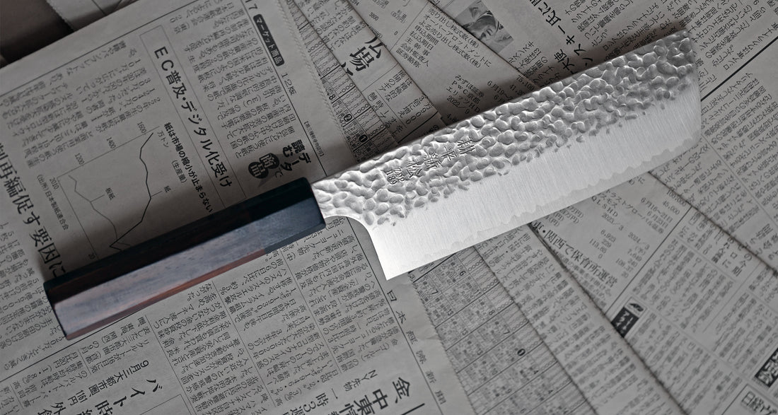 Kouhei-Shinmatsu ZDP-189 Nakiri Silver 170 mm je plod desetletja izkušenj, nabranih s prodajo in dela z noži z naše strani in znanja kovanja nožev, podanega skozi generacije mojstrov kovačije Suncraft. S trdoto 65-66 HRC po Rockwellovi lestvici je ta nakiri brez dvoma en najtrših v naši ponudbi in bo tako ostrino držal tudi najdlje.