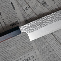 Kouhei-Shinmatsu ZDP-189 Nakiri Silver 170 mm je plod desetletja izkušenj, nabranih s prodajo in dela z noži z naše strani in znanja kovanja nožev, podanega skozi generacije mojstrov kovačije Suncraft. S trdoto 65-66 HRC po Rockwellovi lestvici je ta nakiri brez dvoma en najtrših v naši ponudbi in bo tako ostrino držal tudi najdlje.