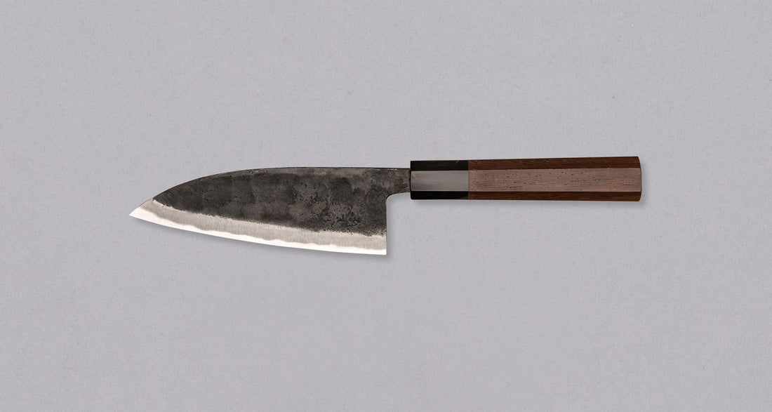 Nož Kurokaze Ryo-Deba Aogami #2 Kurouchi 150 mm je odlična izbira za ljubitelje rib, ki iščejo zmogljiv in vzdržljiv nož. Ta 265-gramska dvostransko brušena Ryo-Deba omogoča preprostejše brušenje in zanesljivo opravi zahtevnejša rezalna dela, kot je rezanje kosti večjih rib in piščancev. Zaradi simetrično brušenega rezila je primerna tako za desničarje kot levičarje, in ustreza potrebam profesionalnih kuharjev ter izkušenih domačih uporabnikov, ki zahtevajo trpežen, a hkrati uravnotežen nož za težje naloge.