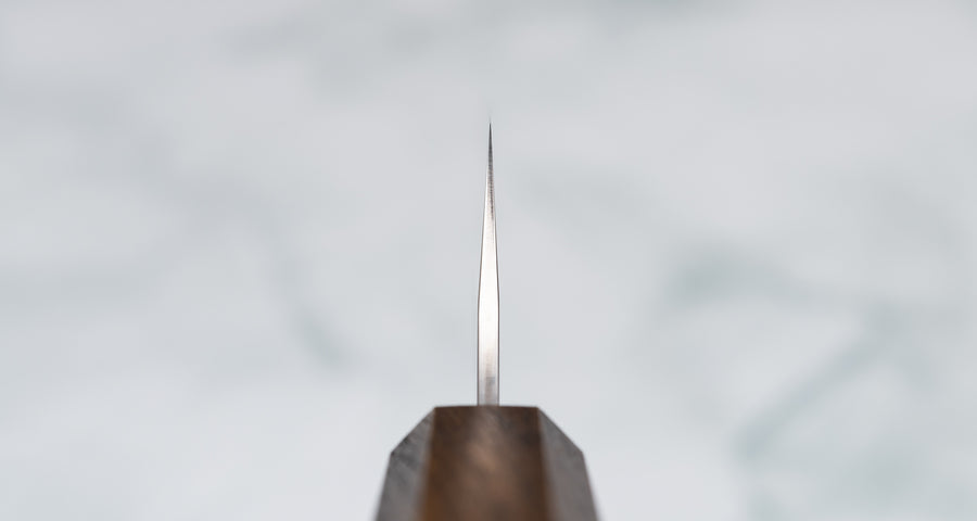 Kurosaki sujihiki iz linije Gekko je še en unikaten izdelek iz rok nadarjenega mojstra Yu Kurosakija. Izstopa zaradi značilne zamaknjene oblike rezila in zaključnega videza visokega sijaja, temen ročaj iz hrastovega lesa pa izjemno lepo dopolnjuje minimalistično zasnovo noža. Izdelan iz revolucionarnega VG-XEOS jekla.