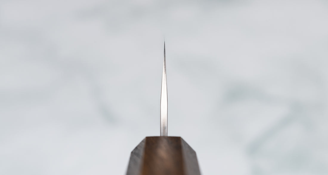 Choil noža. Kurosaki sujihiki iz linije Gekko je še en unikaten izdelek iz rok nadarjenega mojstra Yu Kurosakija. Izstopa zaradi značilne zamaknjene oblike rezila in zaključnega videza visokega sijaja, temen ročaj iz hrastovega lesa pa izjemno lepo dopolnjuje minimalistično zasnovo noža. Izdelan iz revolucionarnega VG-XEOS jekla.