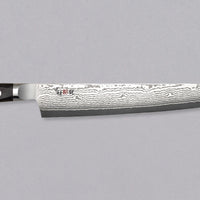 Mcusta Zanmai Sujihiki [Slicer] VG-10 Black Damascus je japonski nož namenjen rezanju tankih rezin mesa in rib. Trda sredica iz nerjavečega VG-10 jekla (60-61 HRC) s san-mai laminacijo z mehkejšim jeklom tvori 33 plasti jekla, razvidnih v črnem damascus vzorcu. Ima črn zahodni ročaj iz pakka lesa z mozaično zakovico. 