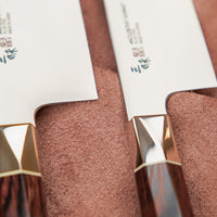 Mcusta Zanmai Supreme Twisted set nožev vsebuje dva vsestranska japonska noža santoku in gyuto. Noža imata minimalistično monosteel rezilo iz VG-10 jekla in unikatni ročaj zavite osemkotne oblike iz edinstvenega in vzdržljivega rdečega pakka lesa, okrašen z mozaično zakovico.
