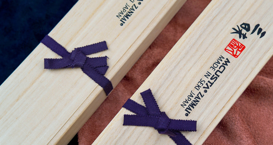 Mcusta Zanmai Supreme Twisted set nožev vsebuje dva vsestranska japonska noža santoku in gyuto. Noža imata minimalistično monosteel rezilo iz VG-10 jekla in unikatni ročaj zavite osemkotne oblike iz edinstvenega in vzdržljivega rdečega pakka lesa, okrašen z mozaično zakovico.