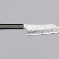 Nigara Bunka VG-10 Damascus Tsuchime 180 mm je večnamenski japonski kuhinjski nož, primeren za pripravo mesa, rib in zelenjave. Jedro iz nerjavečega VG-10 jekla zagotavlja dolgotrajno ostrino ter minimalno vzdrževanje. Izjemne lastnosti in videz rezila dopolnjuje ročaj japonskega tipa (Wa) iz luksuzne ebenovine.