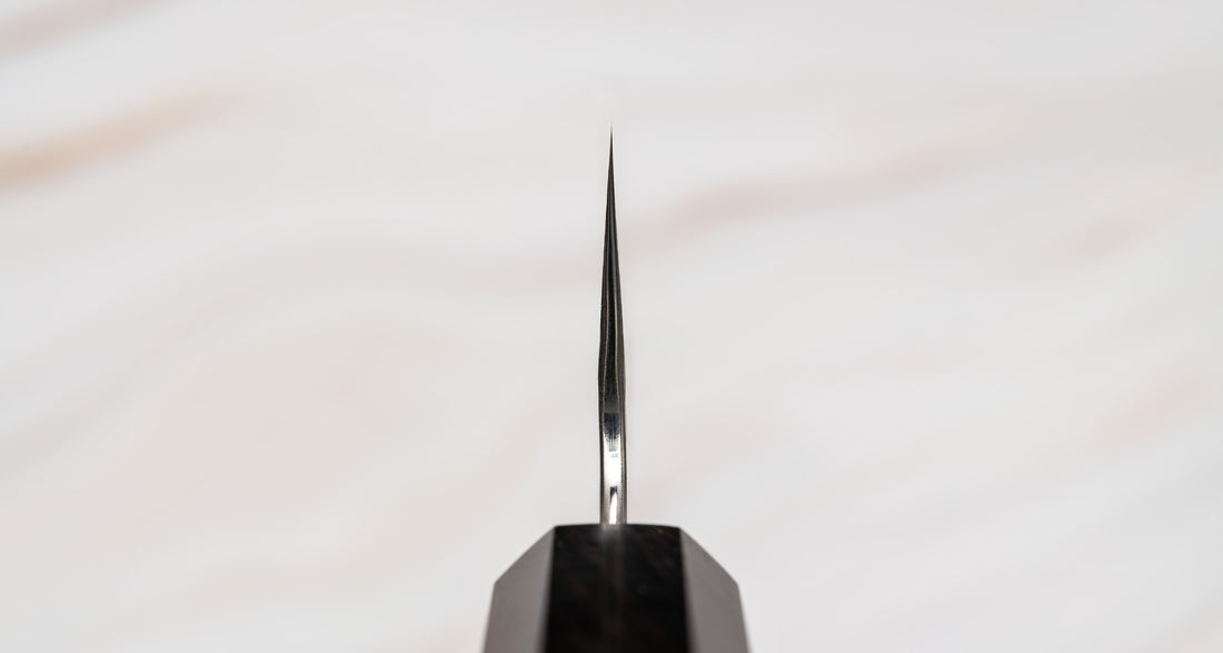 Choil noža. Nigara Bunka VG-10 Damascus Tsuchime 180 mm je večnamenski japonski kuhinjski nož, primeren za pripravo mesa, rib in zelenjave. Jedro iz nerjavečega VG-10 jekla zagotavlja dolgotrajno ostrino ter minimalno vzdrževanje. Izjemne lastnosti in videz rezila dopolnjuje ročaj japonskega tipa (Wa) iz luksuzne ebenovine.