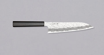 Nigara Gyuto VG-10 Damascus Tsuchime 210 mm je večnamenski japonski kuhinjski nož, primeren za pripravo mesa, rib in zelenjave. Jedro iz nerjavečega VG-10 jekla zagotavlja dolgotrajno ostrino ter minimalno vzdrževanje. Izjemne lastnosti in videz rezila dopolnjuje ročaj japonskega tipa (Wa) iz luksuzne ebenovine.