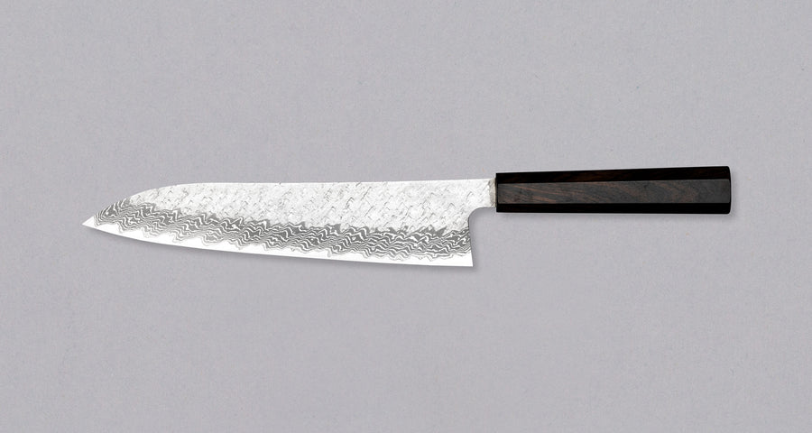 Nigara Gyuto VG-10 Damascus Tsuchime 240 mm je večnamenski japonski kuhinjski nož, primeren za pripravo mesa, rib in zelenjave. Jedro iz nerjavečega VG-10 jekla zagotavlja dolgotrajno ostrino ter minimalno vzdrževanje. Izjemne lastnosti in videz rezila dopolnjuje ročaj japonskega tipa (Wa) iz luksuzne ebenovine.