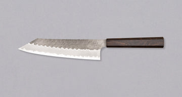 Nigara Kiri-Gyuto AS Migaki Tsuchime je večnamenski japonski kuhinjski nož, primeren za pripravo mesa, rib in zelenjave. Zaradi jedra iz jekla Aogami Super (63 HRC) ga je enostavno nabrusiti in dolgo drži ostrino. Unikatna kombinacija zaključnih videzov in elegantni ročaj iz ebenovine dajeta rezilu luksuzen pridih.