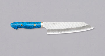 Japonski nož Nigara Kiri-Gyuto SG2 Migaki Tsuchime Turquoise je večnamenski japonski kuhinjski nož, primeren za pripravo mesa, rib in zelenjave. Jedro iz prašnega jekla SG2 ter hamaguri presek profila zagotavljata dolgotrajno ostrino ter minimalno vzdrževanje ter odpornost  na korozijo. Oglejte si našo obširno ponudbo japonskih nožev!