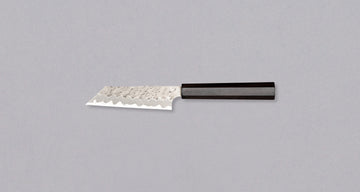 Nigara Kiri-Petty AS Migaki Tsuchime je majhen večnamenski japonski kuhinjski nož, primeren za uporabo v roki in na rezalni deski. Zaradi jedra iz jekla Aogami Super (63 HRC) ga je enostavno nabrusiti in dolgo drži ostrino. Unikatna kombinacija zaključnih videzov in elegantni wenge ročaj dajeta rezilu luksuzen pridih.
