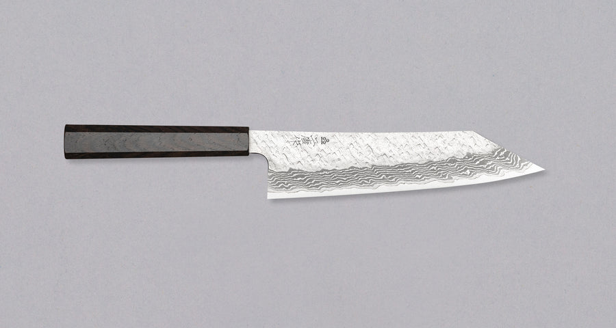 Nigara Kiritsuke Gyuto VG-10 Damascus Tsuchime 210 mm je večnamenski japonski kuhinjski nož, primeren za pripravo mesa, rib in zelenjave. Jedro iz nerjavečega VG-10 jekla zagotavlja dolgotrajno ostrino ter minimalno vzdrževanje. Izjemne lastnosti in videz rezila dopolnjuje ročaj japonskega tipa (Wa) iz luksuzne ebenovine.