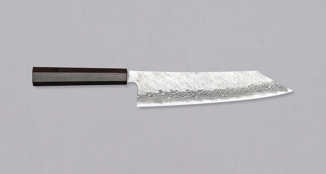 Nigara Kiritsuke Gyuto VG-10 Damascus Tsuchime 240 mm je večnamenski japonski kuhinjski nož, primeren za pripravo mesa, rib in zelenjave. Jedro iz nerjavečega VG-10 jekla zagotavlja dolgotrajno ostrino ter minimalno vzdrževanje. Izjemne lastnosti in videz rezila dopolnjuje ročaj japonskega tipa (Wa) iz luksuzne ebenovine.