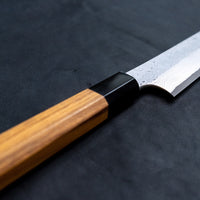 Nigara Kurozome Kiritsuke Yanagiba Aogami #2 Damascus 240 mm je tradicionalni japonski nož, ki se uporablja za pripravo rib (zlasti za sashimi in nigiri sushi). Dolgo rezilo omogoča lepe in dolge gibe, prirezana konica pa natančen zaključek reza.