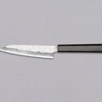 Nigara Petty VG-10 Damascus Tsuchime 150 mm je majhen večnamenski japonski kuhinjski nož, primeren za prostoročna in manjša rezalna opravila, kot so npr. lupljenje in razkoščičevanje. Jedro iz nerjavečega jekla VG-10 zagotavlja dolgotrajno ostrino ter minimalno vzdrževanje. Ima ročaj iz luksuznega lesa ebenovine.