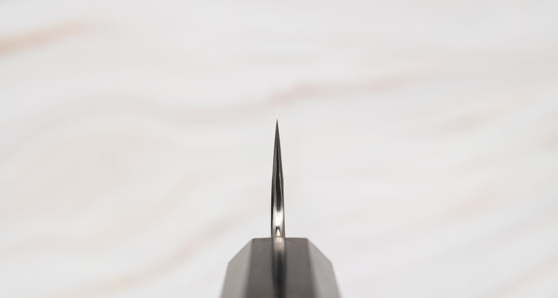 Choil noža. Nigara Petty VG-10 Damascus Tsuchime 150 mm je majhen večnamenski japonski kuhinjski nož, primeren za prostoročna in manjša rezalna opravila, kot so npr. lupljenje in razkoščičevanje. Jedro iz nerjavečega jekla VG-10 zagotavlja dolgotrajno ostrino ter minimalno vzdrževanje. Ima ročaj iz luksuznega lesa ebenovine.