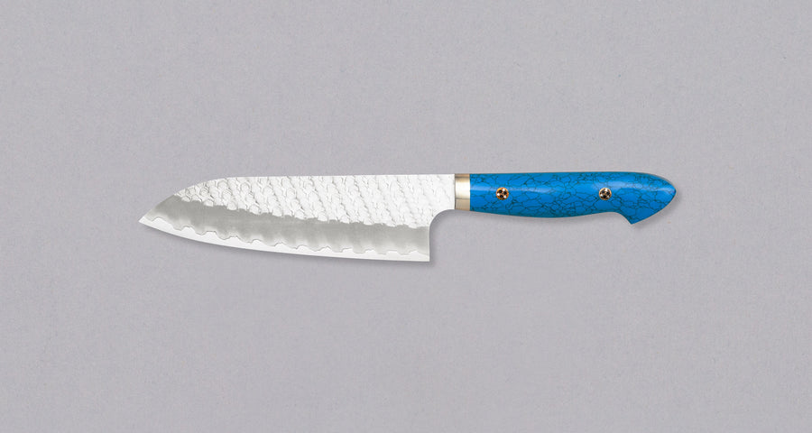 Nigara Santoku SG2 Migaki Tsuchime Turquoise je večnamenski japonski kuhinjski nož, primeren za pripravo mesa, rib in zelenjave. Jedro iz prašnega jekla SG2 ter hamaguri presek profila zagotavljata dolgotrajno ostrino ter minimalno vzdrževanje ter odpornost  na korozijo. Oglejte si našo obširno ponudbo japonskih nožev!