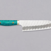 Nigara Santoku SG2 Migaki Tsuchime Turquoise je večnamenski japonski kuhinjski nož, primeren za pripravo mesa, rib in zelenjave. Jedro iz prašnega jekla SG2 zagotavlja dolgotrajno ostrino ter minimalno vzdrževanje ter odpornost  na korozijo. Oglejte si našo obširno ponudbo japonskih nožev!