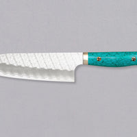 Nigara Santoku SG2 Migaki Tsuchime Turquoise je večnamenski japonski kuhinjski nož, primeren za pripravo mesa, rib in zelenjave. Jedro iz prašnega jekla SG2 zagotavlja dolgotrajno ostrino ter minimalno vzdrževanje ter odpornost  na korozijo. Oglejte si našo obširno ponudbo japonskih nožev!