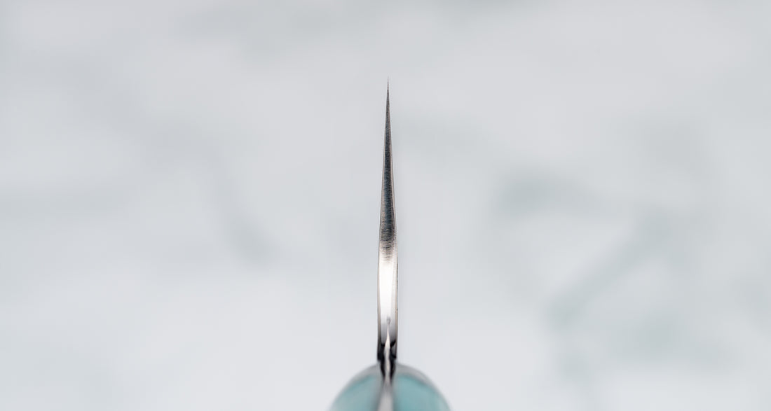 Choil. Nigara Santoku SG2 Migaki Tsuchime Turquoise je večnamenski japonski kuhinjski nož, primeren za pripravo mesa, rib in zelenjave. Jedro iz prašnega jekla SG2 zagotavlja dolgotrajno ostrino ter minimalno vzdrževanje ter odpornost  na korozijo. Oglejte si našo obširno ponudbo japonskih nožev!