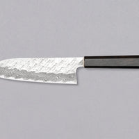 Nigara Santoku VG-10 Damascus Tsuchime 180 mm je večnamenski japonski kuhinjski nož, primeren za pripravo mesa, rib in zelenjave. Jedro iz nerjavečega VG-10 jekla zagotavlja dolgotrajno ostrino ter minimalno vzdrževanje. Izjemne lastnosti in videz rezila dopolnjuje ročaj japonskega tipa (Wa) iz luksuzne ebenovine.