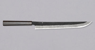 Nigara Sakimaru Sujihiki SG2 Kurouchi Tsuchime 300 mm je tradicionalni japonski nož, ki se uporablja za pripravo rib in mesa. Konkavni presek profila v kombinaciji z odtisi kladiva poskrbi, da se hrana med rezanjem ne lepi na rezilo. Jedro iz prašnega jekla SG2 zagotavlja dolgotrajno ostrino ter minimalno vzdrževanje.