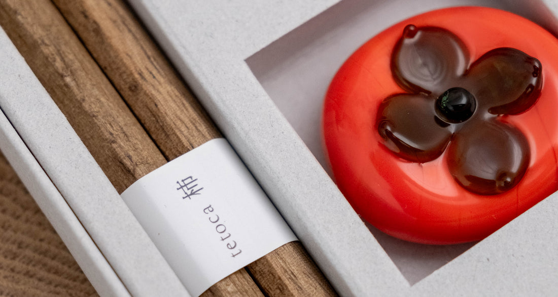 Darilni komplet lesenih jedilnih palčk Tetoca – kaki in oljka