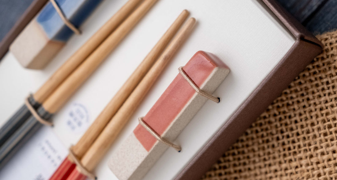 Darilni komplet jedilnih palčk Haze – mornarsko modra in rdeča