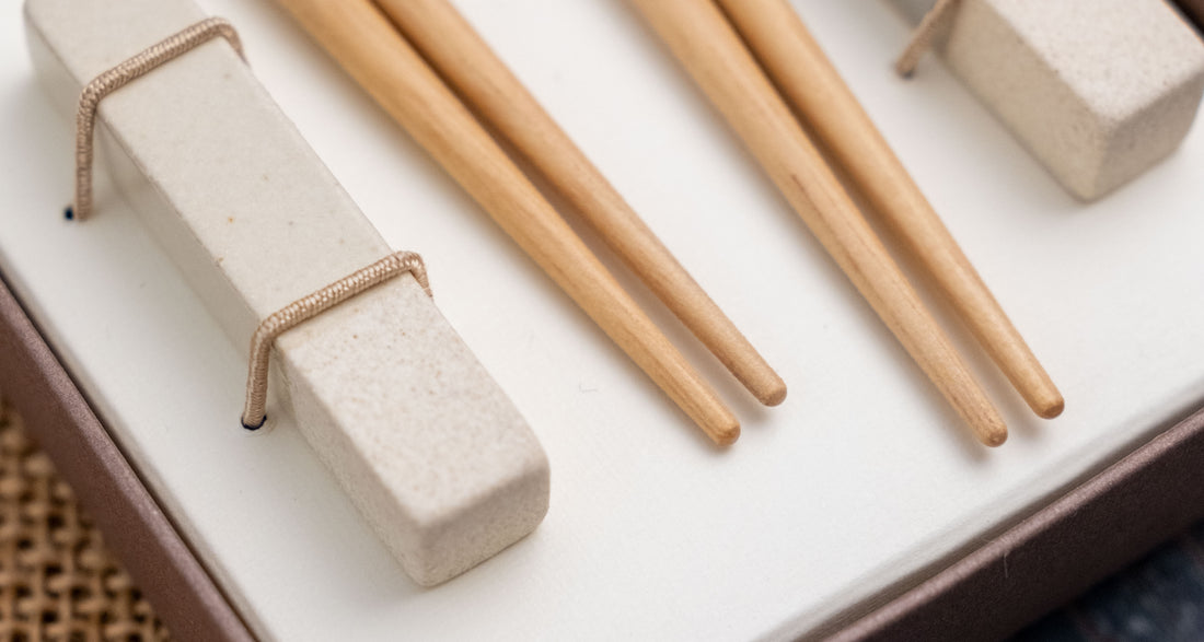 Darilni komplet jedilnih palčk Haze – siva in bela