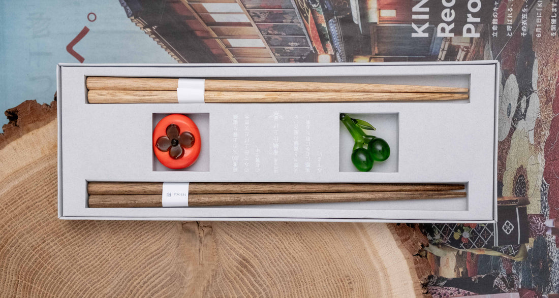 Darilni komplet lesenih jedilnih palčk Tetoca – kaki in oljka