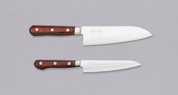 Noži AUS-10 linije so oblikovani za kuharje, ki iščejo klasični zahodni nož, izdelan iz kvalitetnega japonskega jekla. Set Senzo AUS-10 sestavljata dva noža, ki se odlično dopolnjujeta. Malenkost bolj primerna za rezanje zelenjave in bosta na roko pisana tistim, ki raje uporabljajo manjši vsestranski nož.