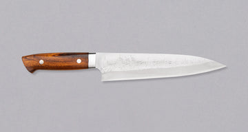 Saji Gyuto SRS13 Tsuchime 240 mm je vsestranski japonski kuhinjski nož, primeren za pripravo mesa, rib in zelenjave in je resnično izjemen primerek japonske kovaške spretnosti. Srce tega noža je skovano iz SRS13, hitroreznega prašnega jekla, ki ga odlikujeta visoka trdota in odlična odpornost proti koroziji.