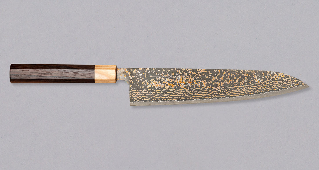 Saji Gyuto VG-10 Gold RWO 240 mm je vsestranski japonski kuhinjski nož, primeren za pripravo mesa, rib in zelenjave. Vendar bi mu delali krivico, če bi ga imenovali samo kuhinjski nož, saj je resnično izjemen primerek japonske kovaške spretnosti, od njegovega videza do izdelave in funkcionalnosti. Vrhunski primerek.