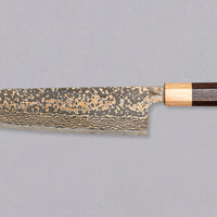 Saji Gyuto VG-10 Gold RWO 240 mm je vsestranski japonski kuhinjski nož, primeren za pripravo mesa, rib in zelenjave. Vendar bi mu delali krivico, če bi ga imenovali samo kuhinjski nož, saj je resnično izjemen primerek japonske kovaške spretnosti, od njegovega videza do izdelave in funkcionalnosti. Vrhunski primerek.