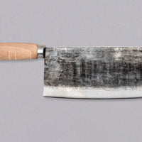 Sentan Chinese Cleaver Shirogami #2 200 mm je široka in nekoliko lažja kitajska sekirica za vsestransko uporabo. Sredica noža je iz visokoogljičnega Shirogami #2 jekla s trdoto okoli 60 HRC. Primeren je za zelenjavo ter rezanje surovih rib in mesa, vendar ne kosti. Ponaša se z rustikalnim zaključnim videzom kurouchi.