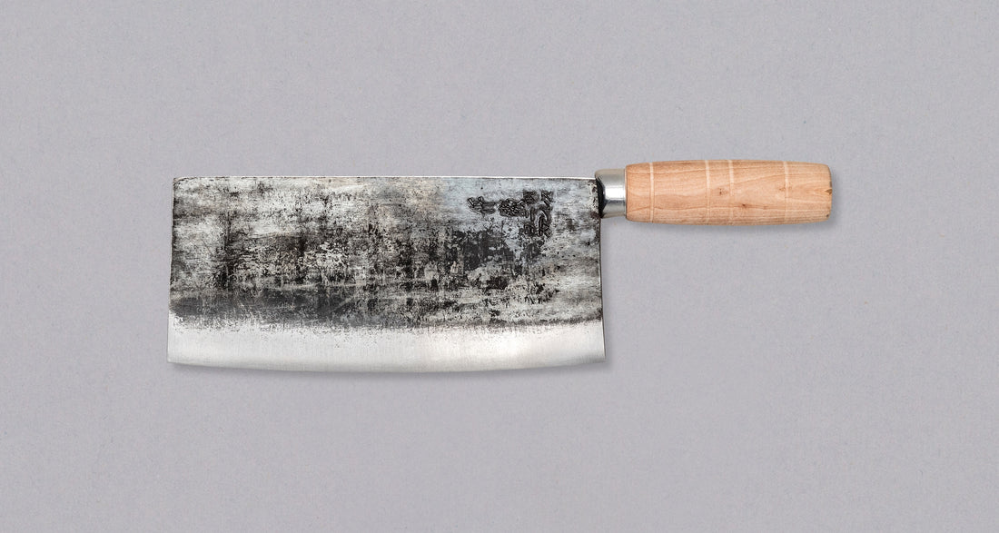 Sentan Chinese Cleaver Shirogami #2 200 mm je široka in nekoliko lažja kitajska sekirica za vsestransko uporabo. Sredica noža je iz visokoogljičnega Shirogami #2 jekla s trdoto okoli 60 HRC. Primeren je za zelenjavo ter rezanje surovih rib in mesa, vendar ne kosti. Ponaša se z rustikalnim zaključnim videzom kurouchi.