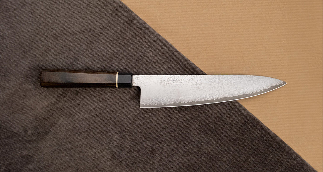 Black Damascus je naša nova linija nožev s 33-slojnim damask vzorcem, zaradi katerega je vsak kos povsem unikaten. Nož bo blestel pri vseh vrstah sekljanja in rezanja, velikost 200 mm bo poskrbela tudi za večje kose mesa. Tanek profil rezila (1,8 mm) in trdo japonsko jeklo zagotavljata gladko in dolgotrajno ostrino.