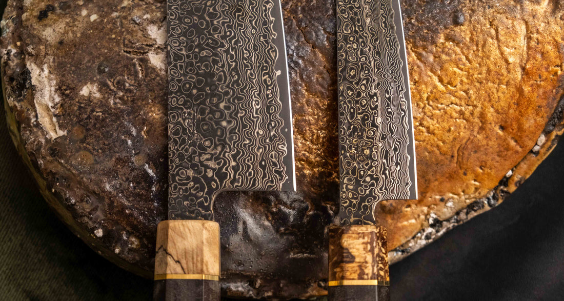 Senzo Dawn Limited Edition Gyuto SG2 Damascus je večnamenski japonski kuhinjski nož kovačije Suncraft. Jedro je iz prašnega jekla SG2 in nož je kaljen na 62-63 HRC, tako da bo dolgo ostal oster. Osmerokotni ročaj krasi zaključni obroček iz posebnega lesa 300 let starega svetega hrasta. Gre za osupljiv zbirateljski kos.