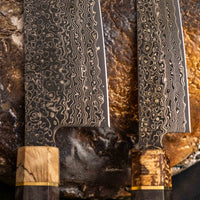 Senzo Dawn Limited Edition Gyuto SG2 Damascus je večnamenski japonski kuhinjski nož kovačije Suncraft. Jedro je iz prašnega jekla SG2 in nož je kaljen na 62-63 HRC, tako da bo dolgo ostal oster. Osmerokotni ročaj krasi zaključni obroček iz posebnega lesa 300 let starega svetega hrasta. Gre za osupljiv zbirateljski kos.