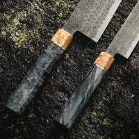 Senzo Dawn Limited Edition Gyuto SG2 Damascus je večnamenski japonski kuhinjski nož kovačije Suncraft. Jedro je iz prašnega jekla SG2 in nož je kaljen na 62-63 HRC, tako da bo dolgo ostal oster. Osmerokotni ročaj krasi zaključni obroček iz posebnega lesa 300 let starega svetega hrasta. Gre za osupljiv zbirateljski kos.