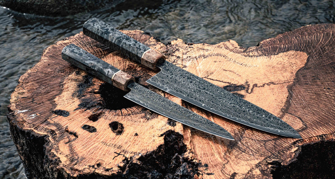 Senzo Dawn Limited Edition Gyuto SG2 Damascus je večnamenski japonski kuhinjski nož kovačije Suncraft. Jedro je iz prašnega jekla SG2 in nož je kaljen na 62-63 HRC, tako da bo dolgo ostal oster. Osmerokotni ročaj krasi zaključni obroček iz posebnega lesa 300 let starega svetega hrasta. Gre za osupljiv zbirateljski kos.