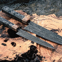 Senzo Dawn Limited Edition Gyuto SG2 Damascus je večnamenski japonski kuhinjski nož kovačije Suncraft. Jedro je iz prašnega jekla SG2 in nož je kaljen na 62-63 HRC, tako da bo dolgo ostal oster. Osmerokotni ročaj krasi zaključni obroček iz posebnega lesa 300 let starega svetega hrasta. Gre za osupljiv zbirateljski kos.