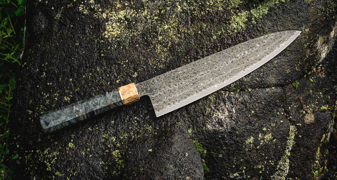 Senzo Dawn Limited Edition Gyuto SG2 Damascus je večnamenski japonski kuhinjski nož kovačije Suncraft. Jedro je iz prašnega jekla SG2 in nož je kaljen na 62-63 HRC, tako da bo dolgo ostal oster. Osmerokotni ročaj krasi zaključni obroček iz posebnega lesa 300 let starega svetega hrasta. Gre za osupljiv zbirateljski kos.