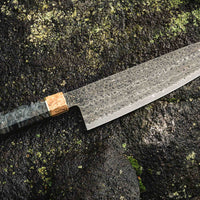 Senzo Dawn Limited Edition Gyuto SG2 Damascus je večnamenski japonski kuhinjski nož kovačije Suncraft. Jedro je iz prašnega jekla SG2 in nož je kaljen na 62-63 HRC, tako da bo dolgo ostal oster. Osmerokotni ročaj krasi zaključni obroček iz posebnega lesa 300 let starega svetega hrasta. Gre za osupljiv zbirateljski kos.