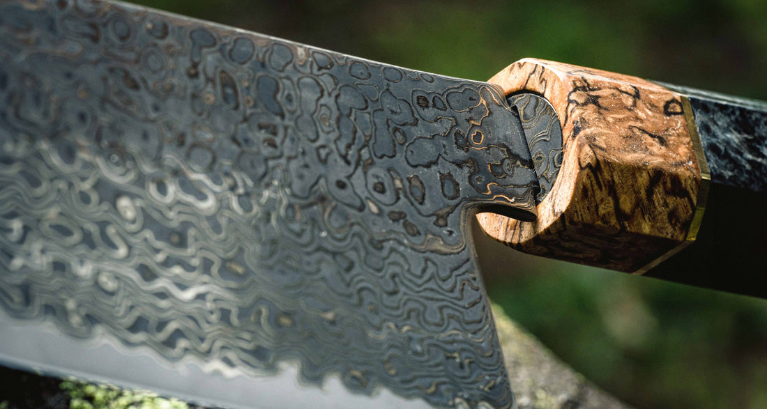 Senzo Dawn Limited Edition Gyuto SG2 Damascus je večnamenski japonski kuhinjski nož kovačije Suncraft. Jedro je iz prašnega jekla SG2 in nož je kaljen na 62-63 HRC, tako da bo dolgo ostal oster. Osmerokotni ročaj krasi zaključni obroček iz posebnega lesa 300 let starega svetega hrasta. Gre za osupljiv zbirateljski kos.