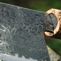 Senzo Dawn Limited Edition Gyuto SG2 Damascus je večnamenski japonski kuhinjski nož kovačije Suncraft. Jedro je iz prašnega jekla SG2 in nož je kaljen na 62-63 HRC, tako da bo dolgo ostal oster. Osmerokotni ročaj krasi zaključni obroček iz posebnega lesa 300 let starega svetega hrasta. Gre za osupljiv zbirateljski kos.