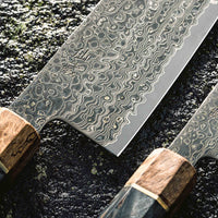 Senzo Dawn Limited Edition Petty SG2 Damascus je majhen večnamenski japonski kuhinjski nož kovačije Suncraft. Jedro je iz prašnega jekla SG2 in nož je kaljen na 62-63 HRC, tako da bo dolgo ostal oster. Osmerokotni ročaj krasi zaključni obroček iz posebnega lesa 300-letnega svetega hrasta. Je osupljiv zbirateljski kos.